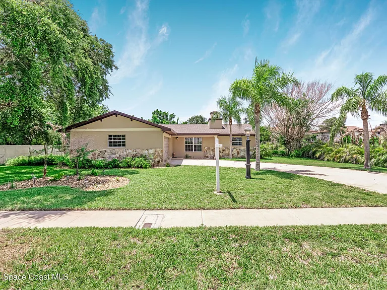 317 Surf Dr — Photo 3