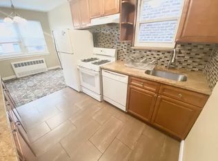 32-25 41st St #2A, Astoria, NY 11103