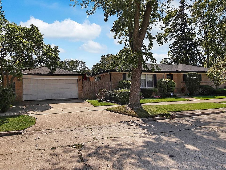 3651 Lee Street has mid century modern charm with