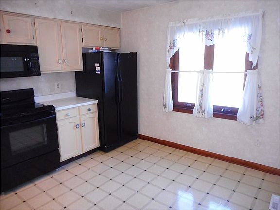 4th image of 65 Woodridge Trl