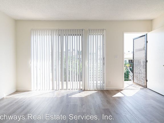 4th image of 1524 -1528 Stanford Street 1524 #E