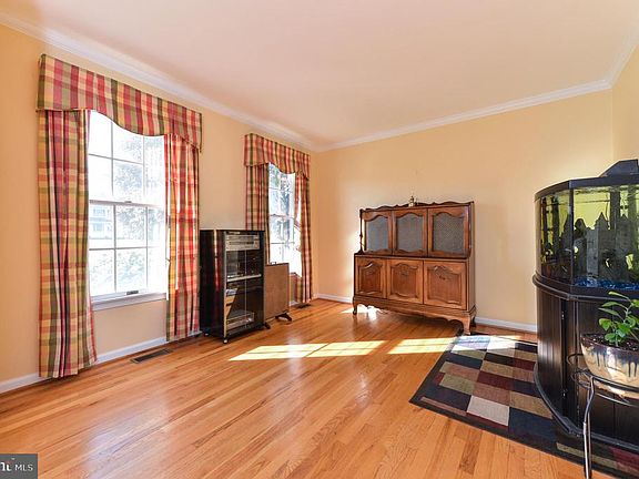 3rd image of 210 W Branch Cir