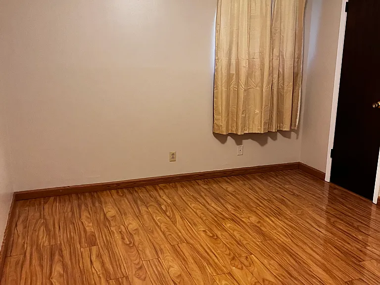 Master (King size bed will fit)