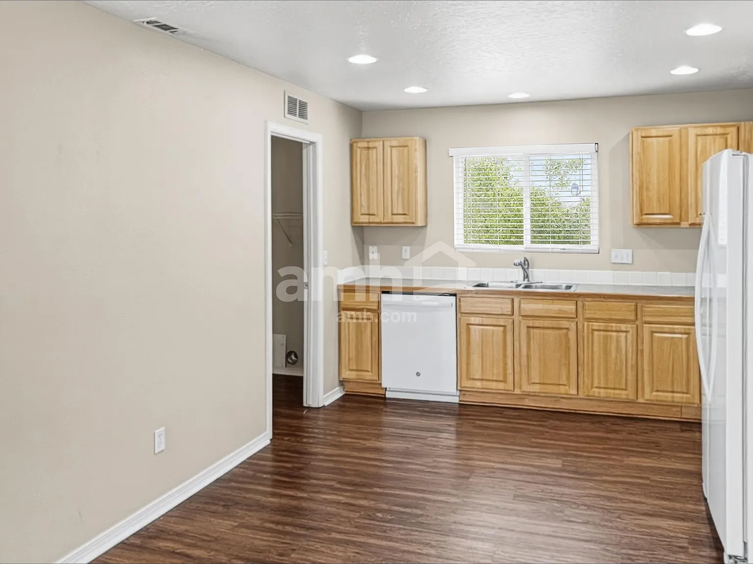 3 bed, 2.5 bath, 1552 sqft, $2,340 — Photo 4