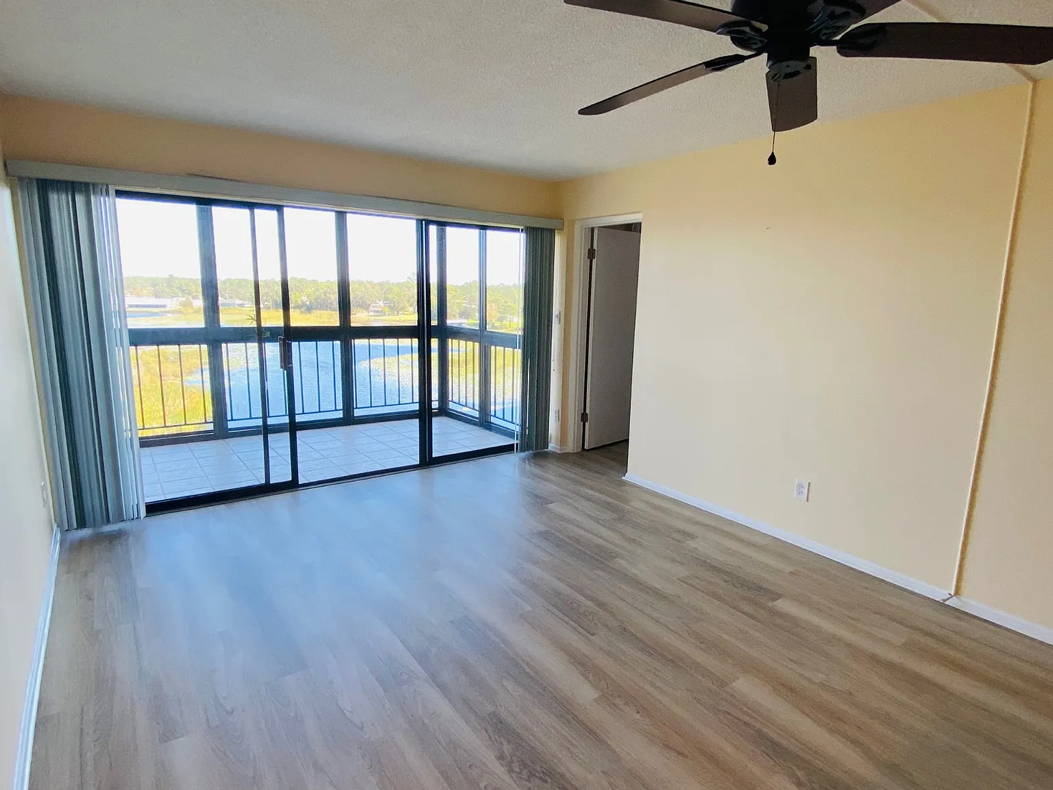 2 bed, 2.0 bath, 1009 sqft, $1,350 — Photo 4