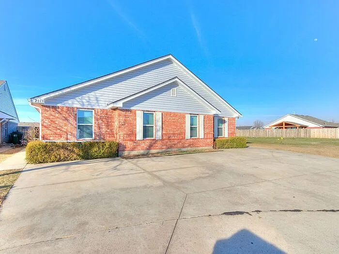 2515 Leeds Ln — Photo 4