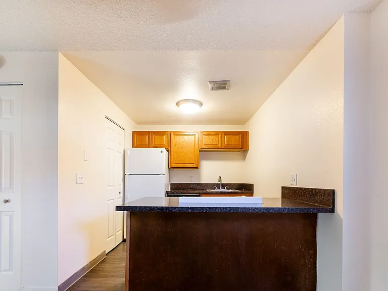 Manchester Square Apartments — Photo 12