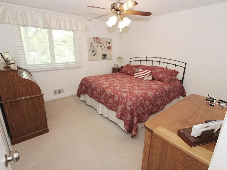 572 Kent Cir — Photo 5