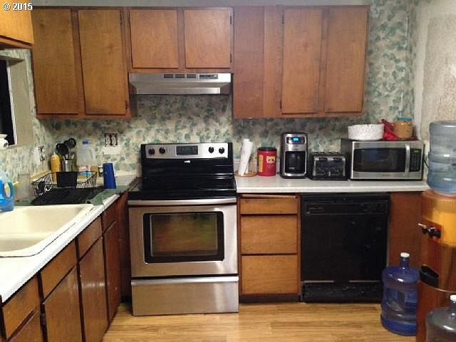 2nd image of 935 NE Cedar St