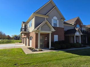 20002 Hidden Oaks Dr, Brownstown, MI 48183