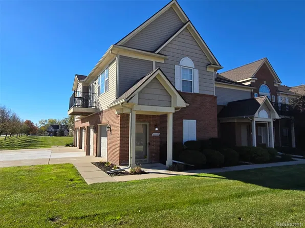 20002 Hidden Oaks Dr, Brownstown, MI 48183
