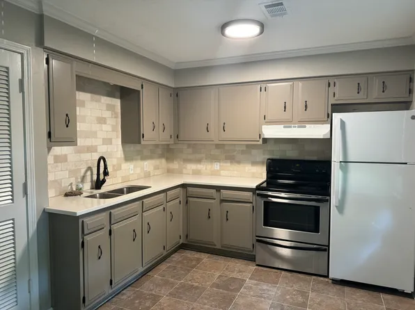 504 W Allen St, Spring Hill, KS 66083