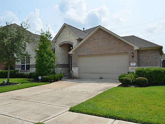 2 1/2 car garage for extra storage or workshop area