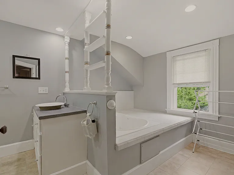 82 Van Zandt Ave — Photo 18