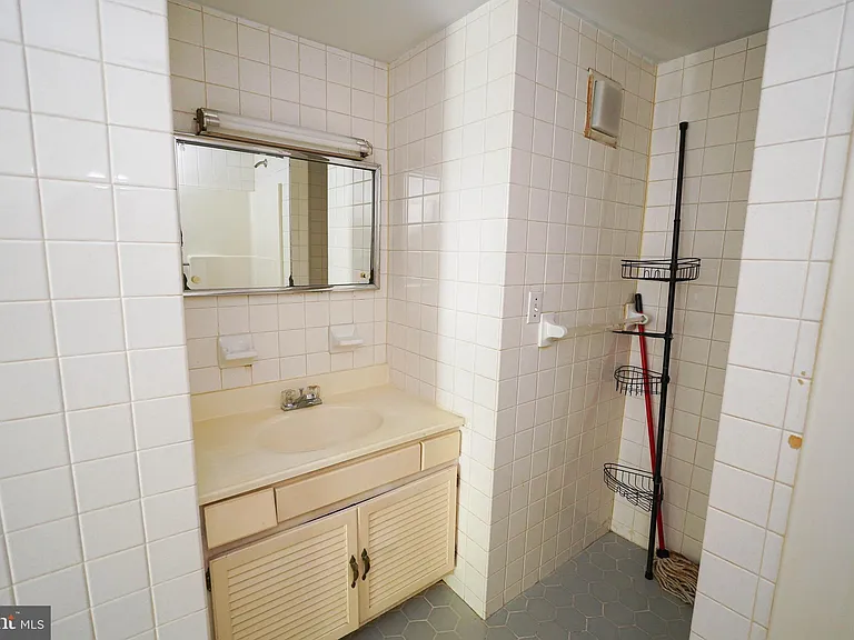 202 E Grove St #A — Photo 22