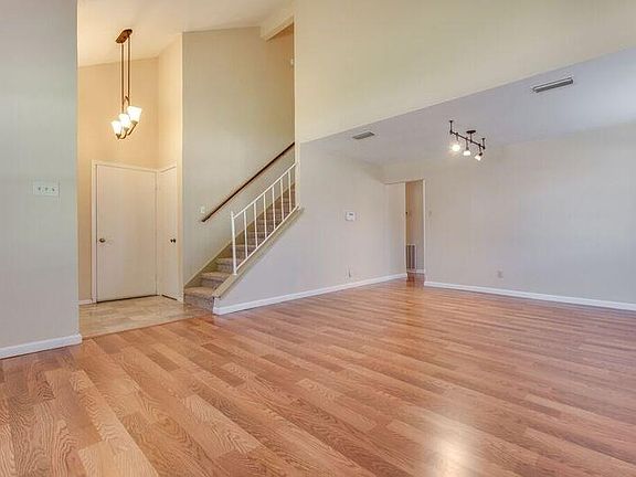 3rd image of 836 Salem Trl