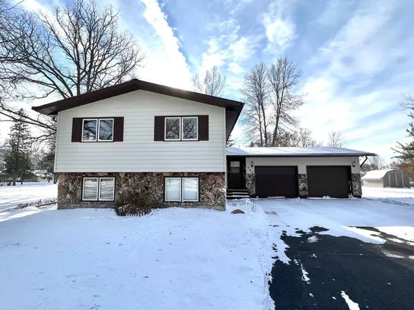 902 Oakmont Dr, Thief River Falls, MN 56701