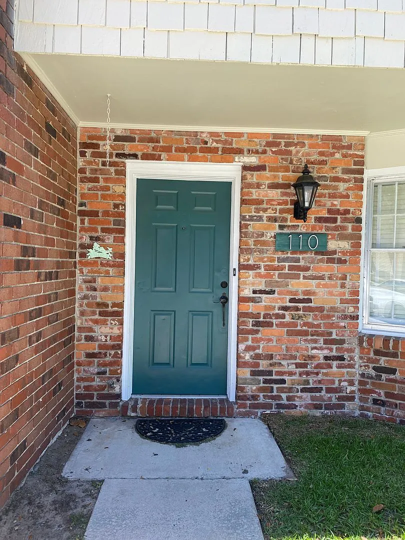 **Available Now** 3 bedroom, 2.5 bath townhome close to everything! — Photo 3