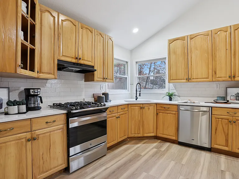 1357 S Lake Sherwood Dr — Photo 3
