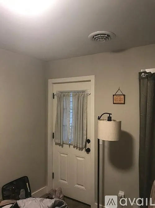 3 bed, 1.0 bath, 900 sqft, $1,600 — Photo 4