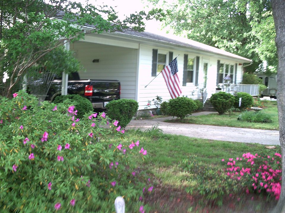 390 Cross Street SE corner