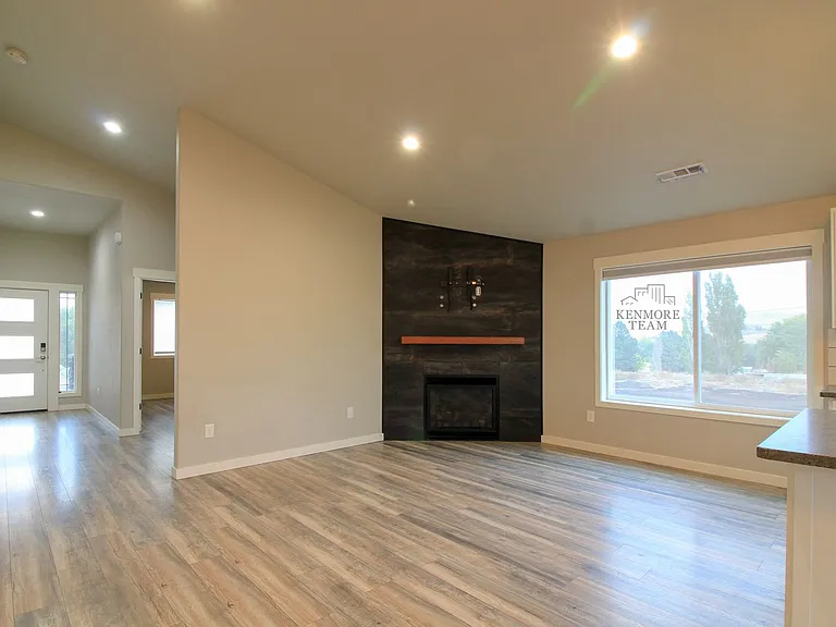 401 W Trinity Pr NW — Photo 4