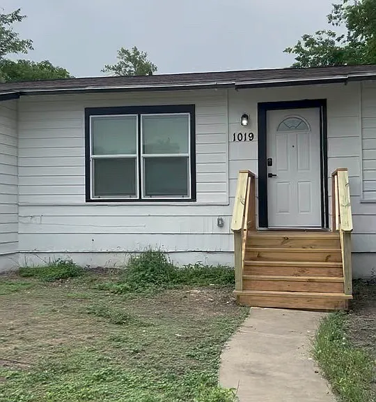 1019 Poinsettia — Photo 2