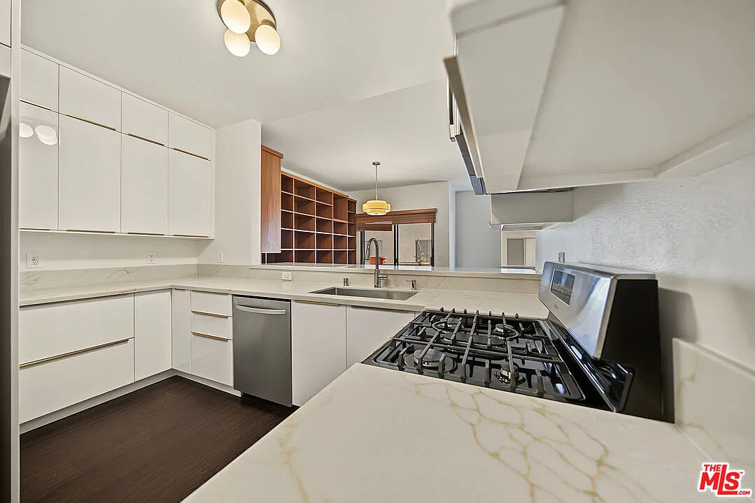 2 bed, 2.0 bath, 1003 sqft, $3,700 — Photo 3