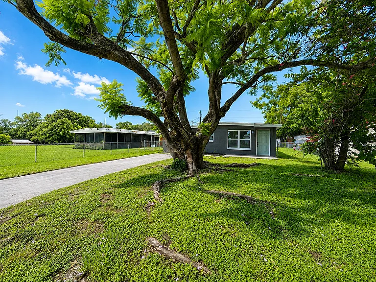 9142 Suncrest Blvd — Photo 3