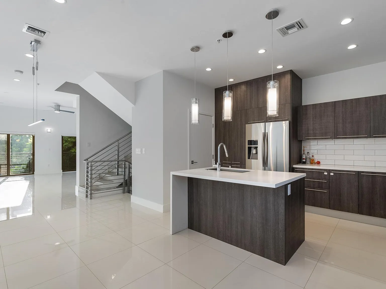 3 bed, 2.5 bath, 2606 sqft, $6,000 — Photo 2