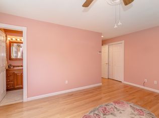 23 Roxbury Ct, Oakdale, NY 11769