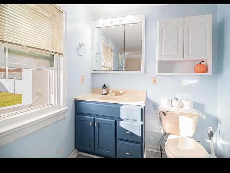 6081 Nightingale St — Photo 9
