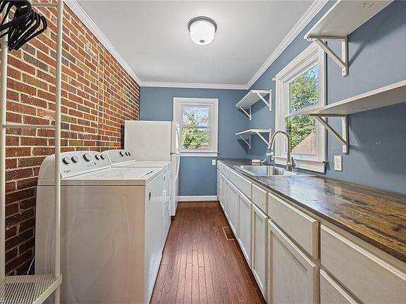 17th image of 224 W Colonial Dr