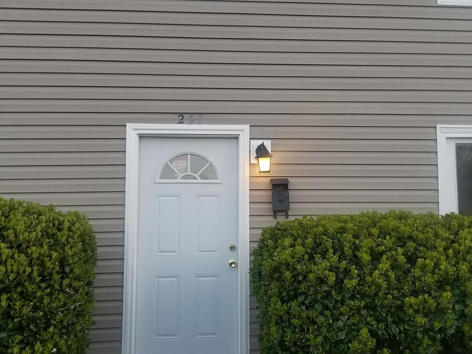 1st image of 221 Knightsmanor Ct #221