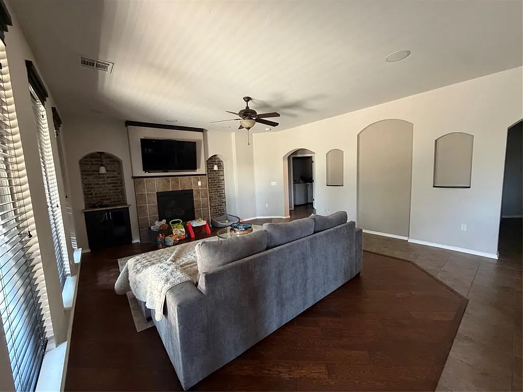 3 bed, 1840 sqft, $2,100 — Photo 4