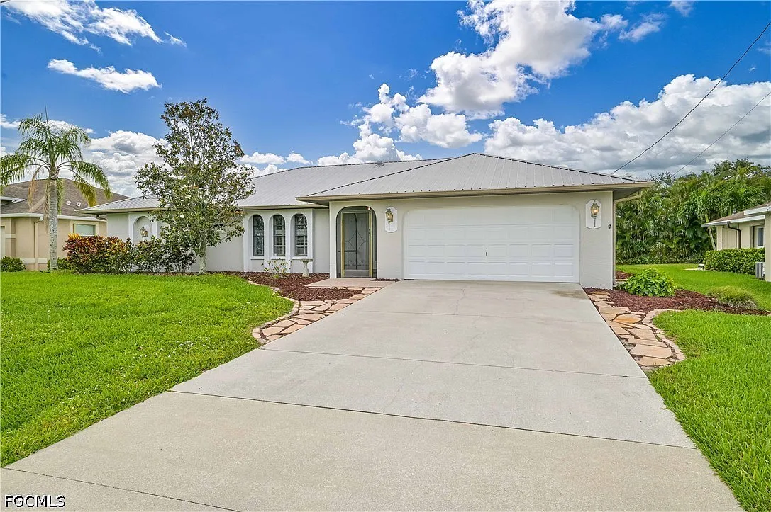 4 bed, 2.0 bath, 2051 sqft, $2,700 — Photo 2