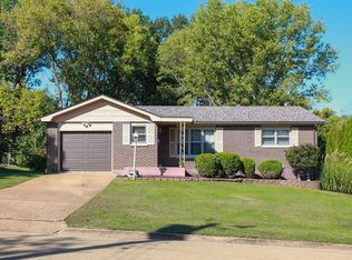 909 Haw St, Farmington, MO 63640