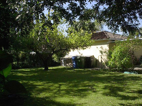 Back Yard w/garden Area