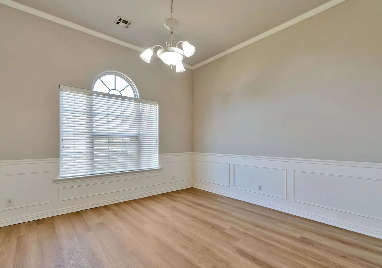 Beautiful 3-bedroom 2 bath Home in Springdale!! Fenced Yard!! — Photo 4