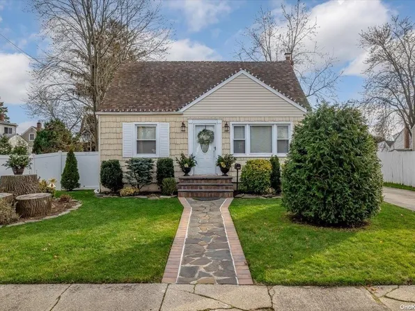 416 Pleasant View Court, Copiague, NY 11726