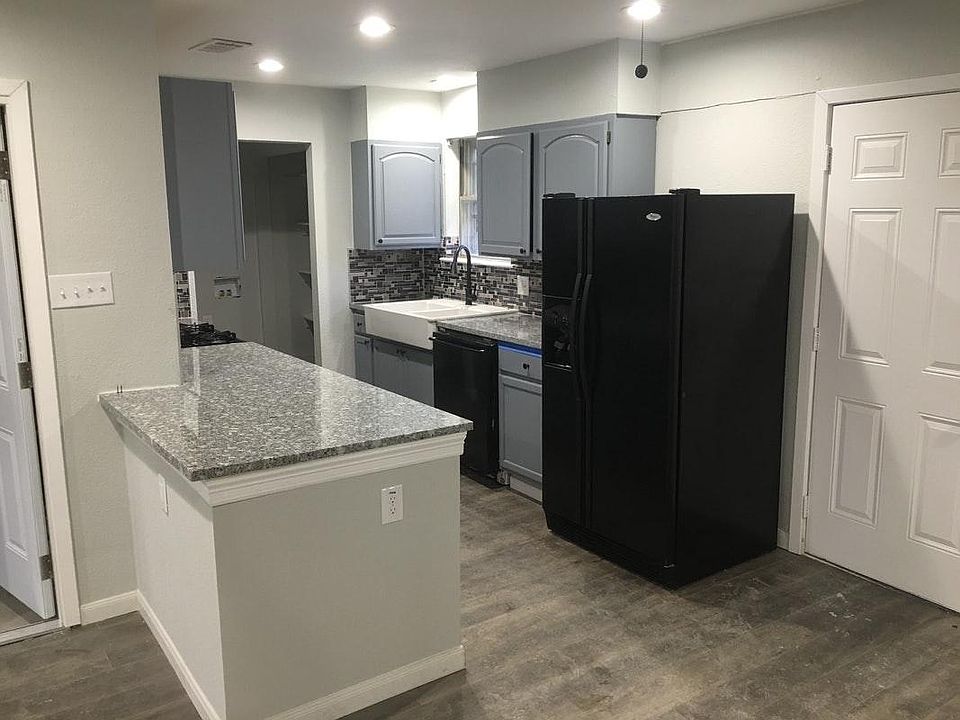 Spacious kitchen with Granite peninsula