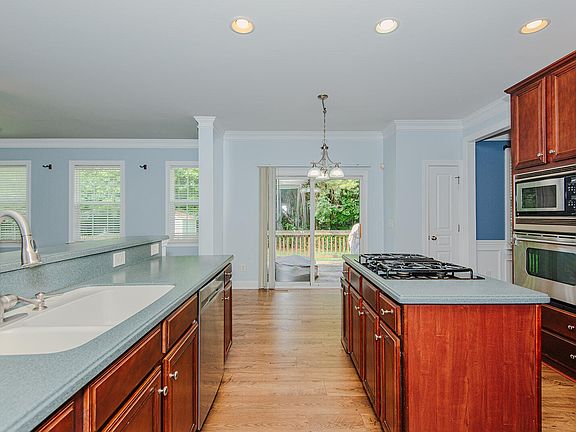 5th image of 319 Large Oak Ln