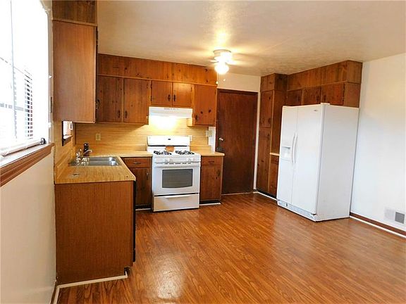 4th image of 7822 Park Ln
