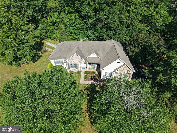 3rd image of 14 Surrey Ct