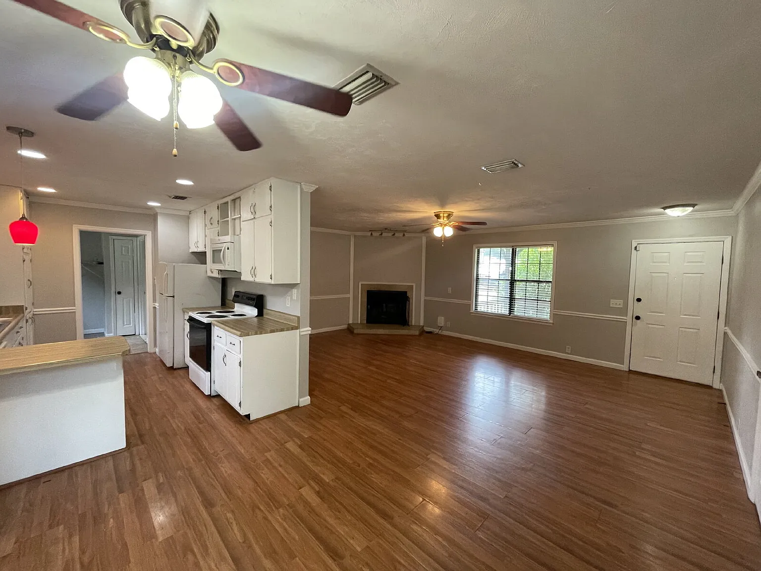 3 bed, 3.0 bath, 1700 sqft, $1,850 — Photo 4