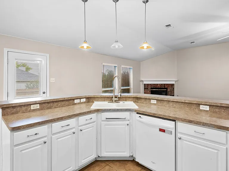 614 Douglas Dr — Photo 11
