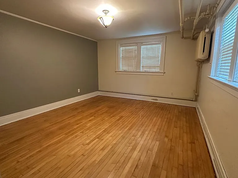 1041 College St N — Photo 5