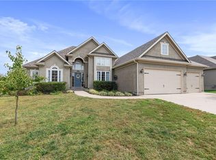 1722 Cambridge Cir, Kearney, MO 64060