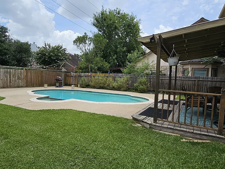 16.SpaciousBackyard-Pool and patio _ your private summer retreat for the kids
