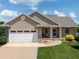 5719 Bethpage Cir SW, Cedar Rapids, IA 52404